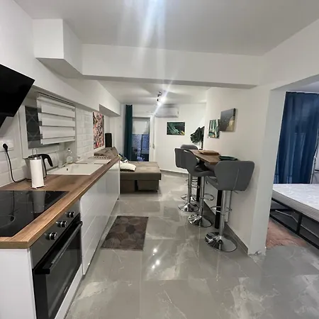 Gounari White Tower Basement 아파트 *